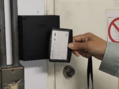 作業室の出入口セキュリティカード